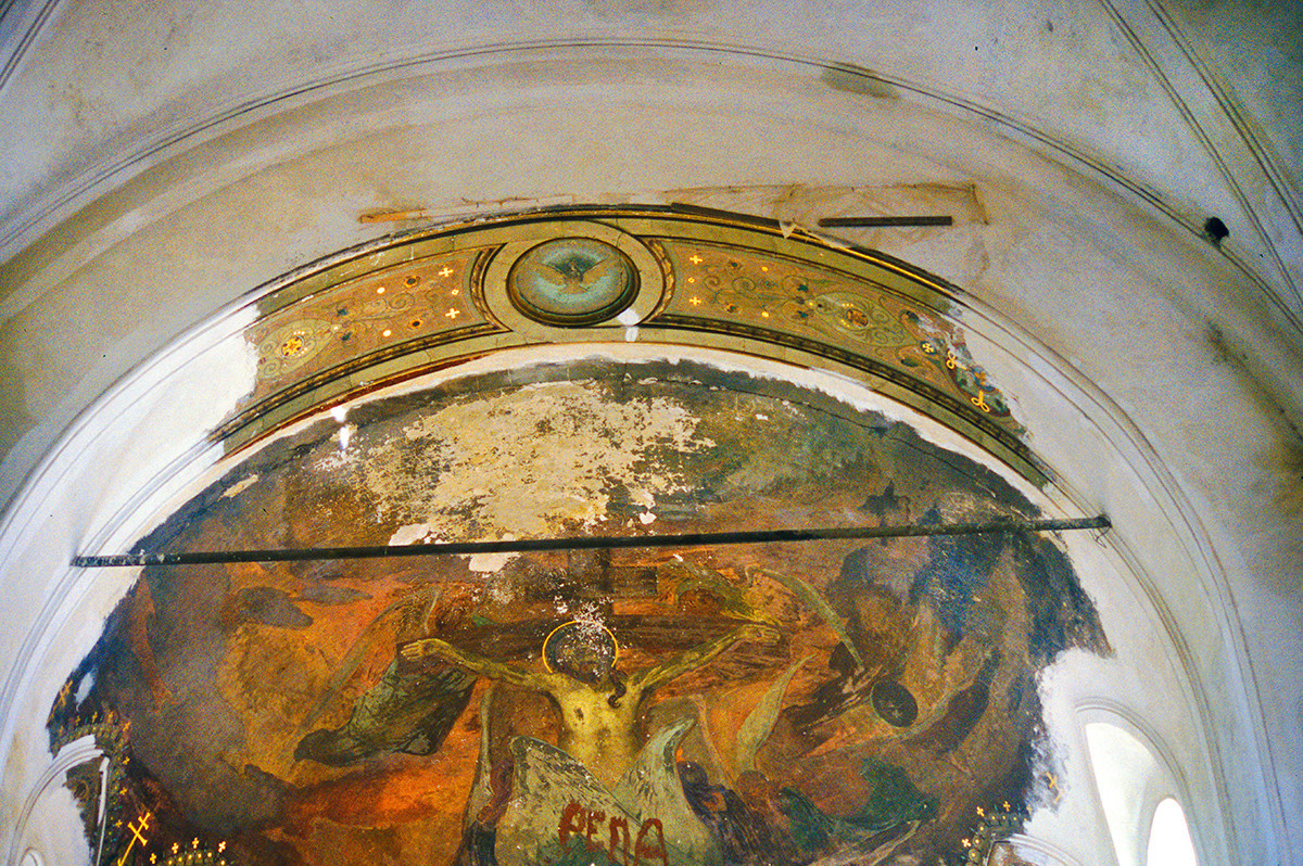 Catedral de la Elevación de la Cruz. Pintura mural de la Crucifixión sobre el ábside central. Daño de graffiti visible. 27 de agosto de 1999.