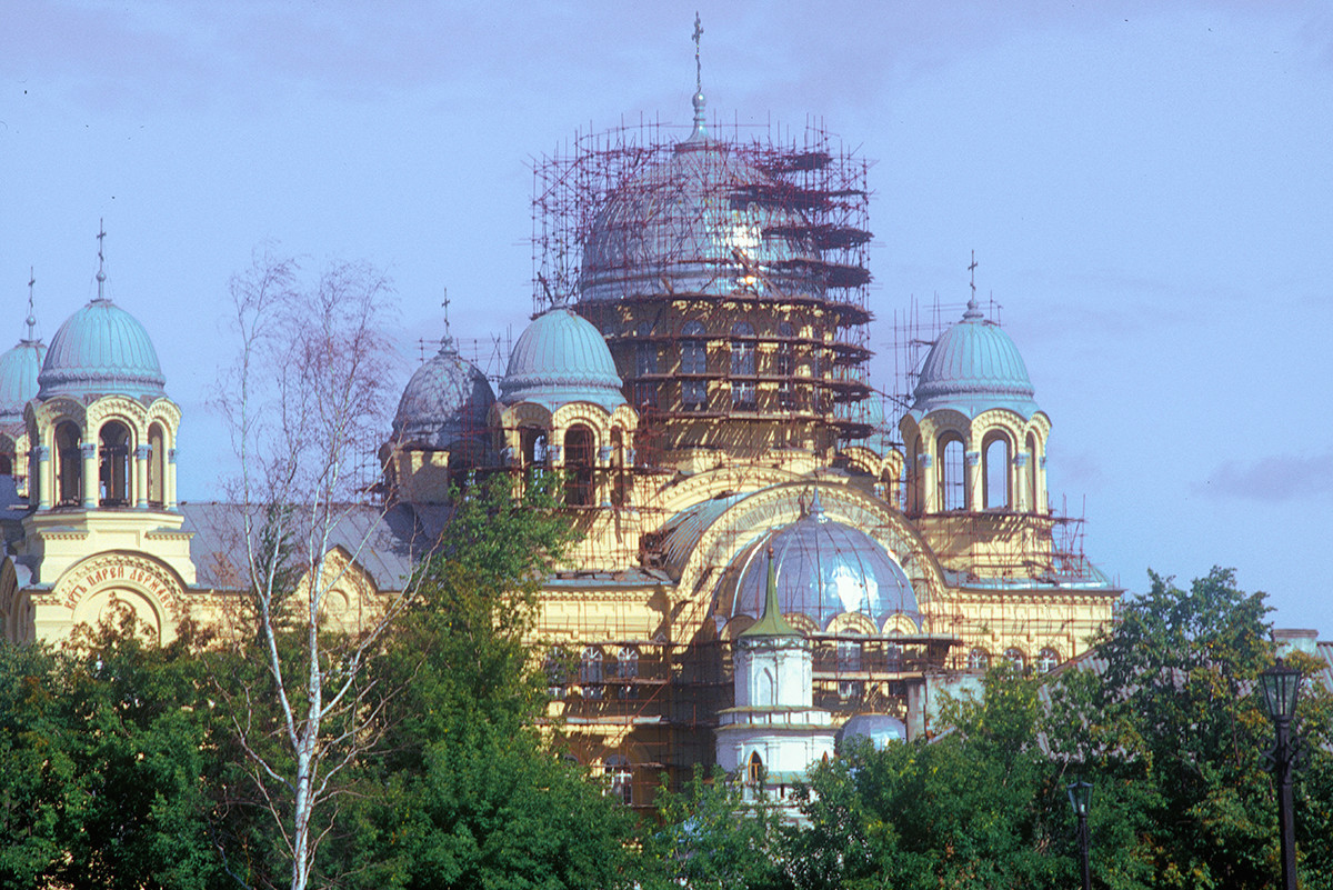 Catedral de la Elevación de la Cruz, vista sur. Primer plano: torre del muro sur del monasterio. 27 de agosto de 1999. 