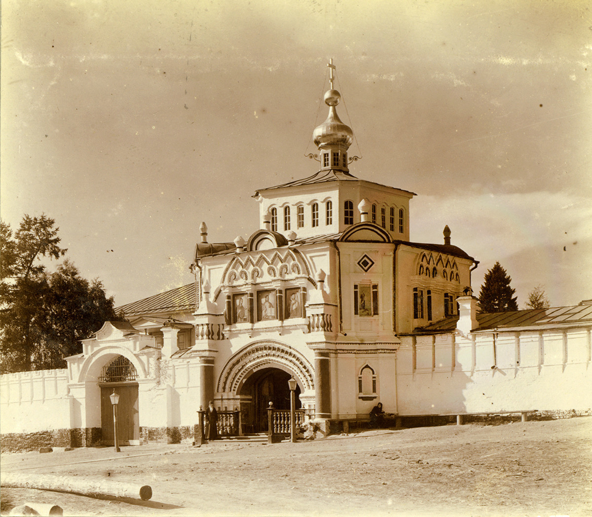 Iglesia de San Simeón y Santa Ana sobre la Puerta Santa, vista sureste. Verano de 1909. 