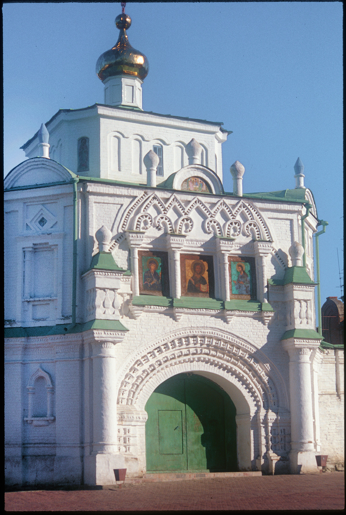 Iglesia de los Santos Simeón y Ana sobre la Puerta Santa, vista suroeste. 27 de agosto de 1999. 