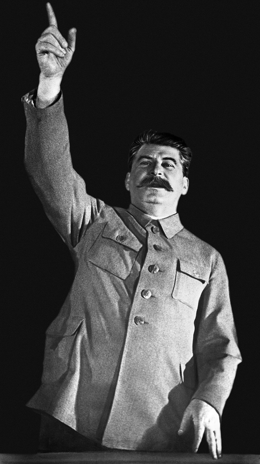 Na década de 1920, Stálin vestia túnica cinza estilo militar com gola alta e quatro bolsos