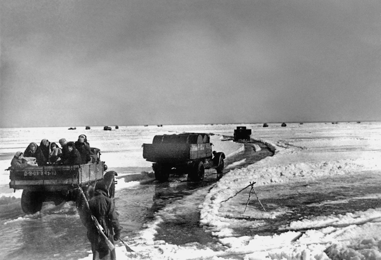 „Пут живота“ – ледени пут преко језера Ладога којим је допремана храна у Лењинград под опсадом.