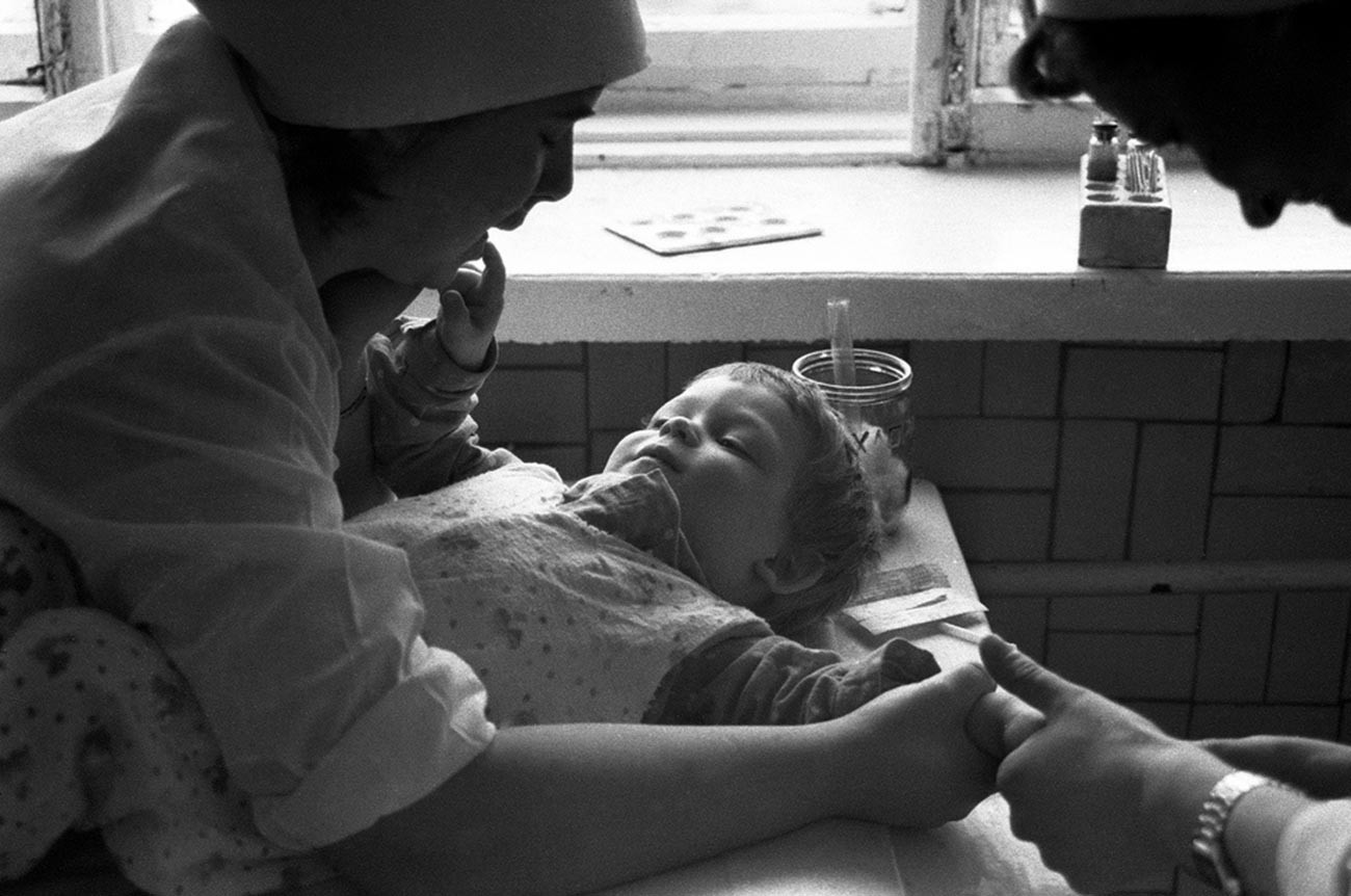 Procédure de vaccination dans un hôpital rural, 1988