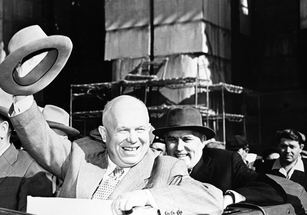 Il primo segretario del Comitato Centrale del PCUS Nikita Khrushchev (a sinistra), e il primo vice presidente del Consiglio dei Ministri Dell'URSS Frol Romanovich Kozlov (a destra), nella Centrale Idroelettrica di Stalingrado