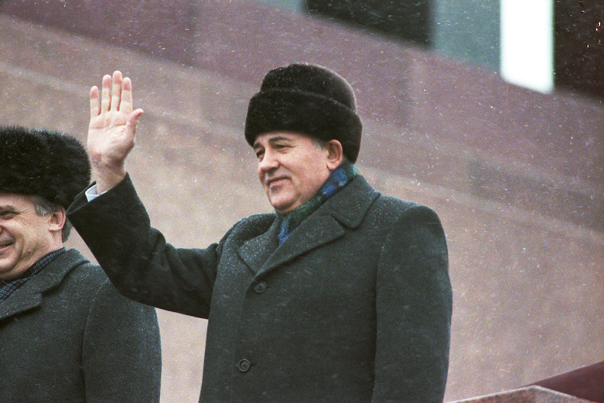 Mikhail Gorbachev in cima al mausoleo di Lenin in Piazza Rossa a Mosca