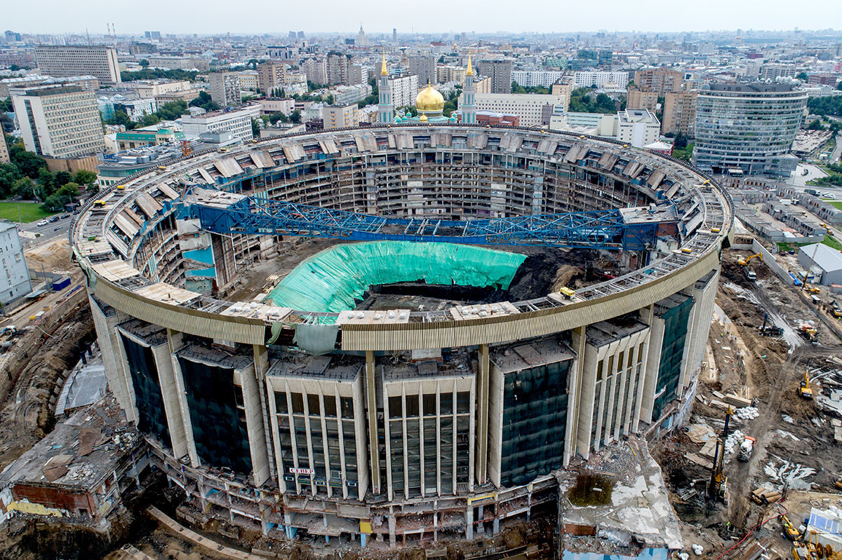 Olimpiyskiy’ with no roof, June 2020.