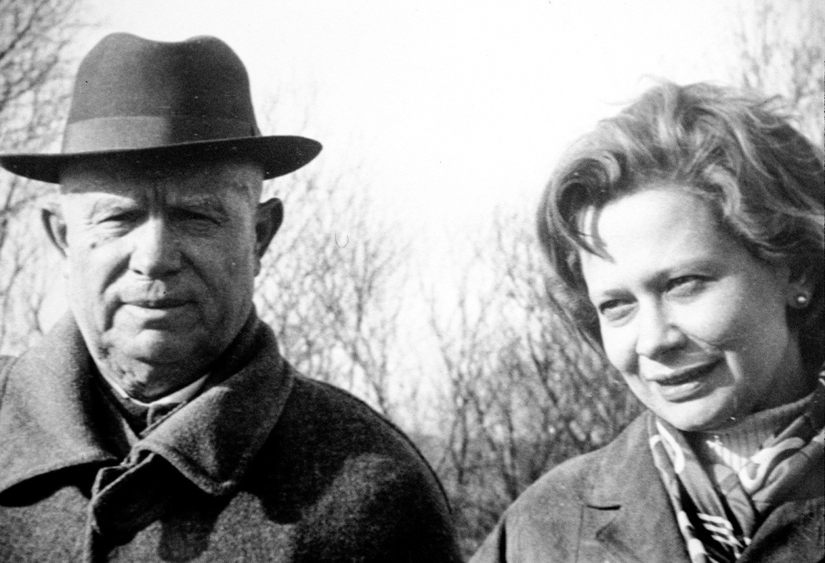 Nikita Khrouchtchev avec sa fille adoptive Ioulia en 1967