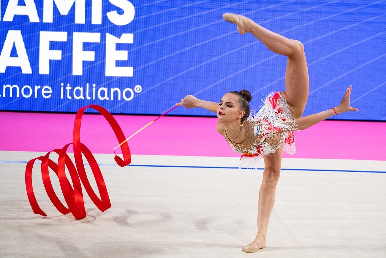 Dina Averina durante a Copa do Mundo de Ginástica Rítmica 2019 em Pesaro, na Itália
