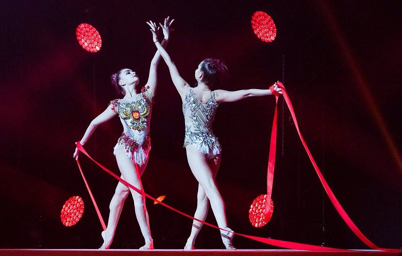 Ginastas Dina e Arina Averina atuam no 7º Show de Ano Novo dos Campeões Olímpicos “Gelo e Chama”, em Moscou