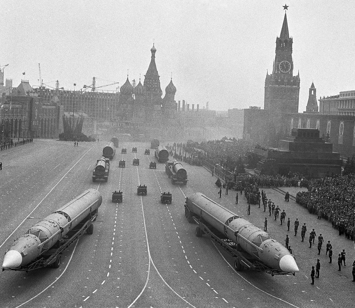 Межконтинентальные баллистические ракеты ГР-1 (8К713) на параде в честь 20-й годовщины победы в Великой Отечественной войне в 1965.