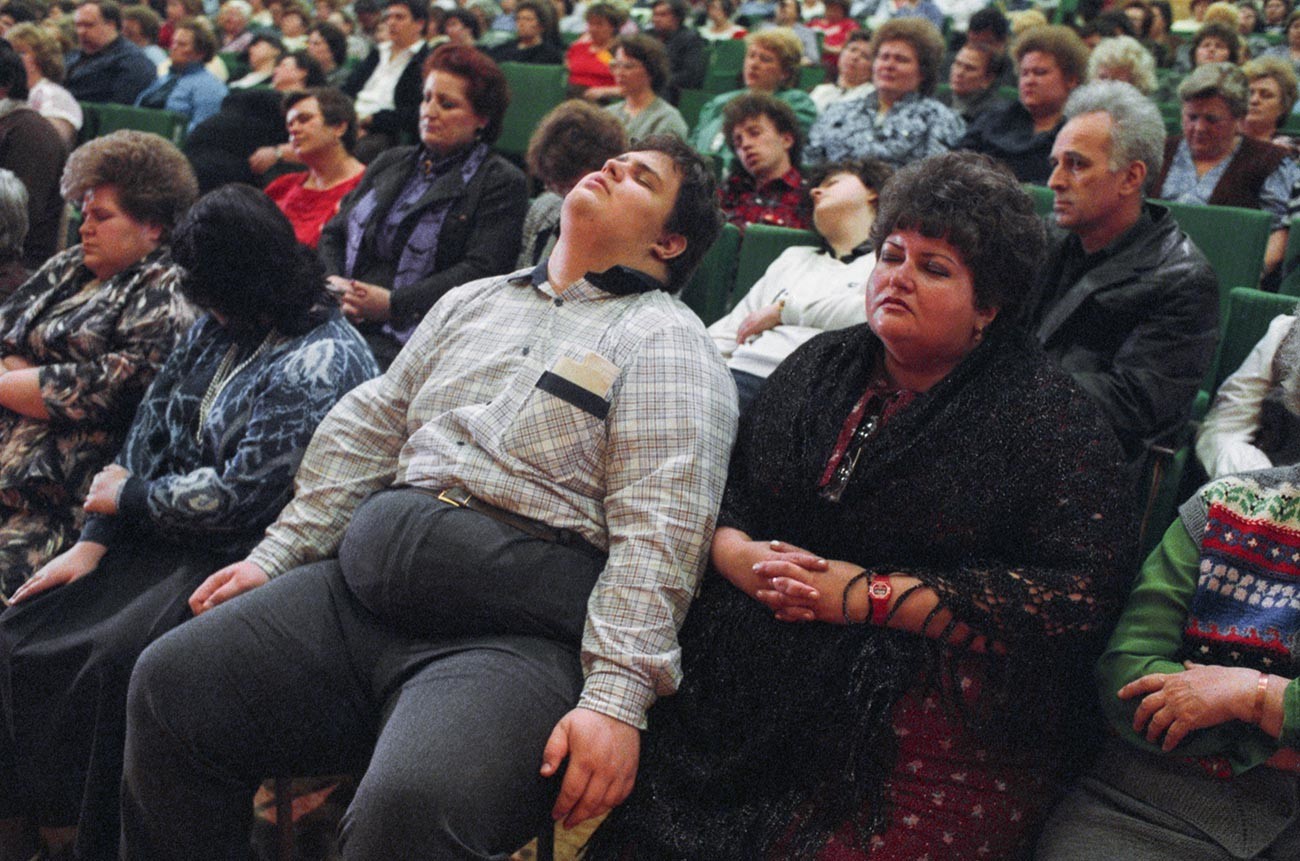 Zdravljenje debelosti. Seja množične hipnoze Kašpirovskega v dvorani moskovskega kluba Mosgiprotransa (Projektno-raziskovalnega inštituta).
