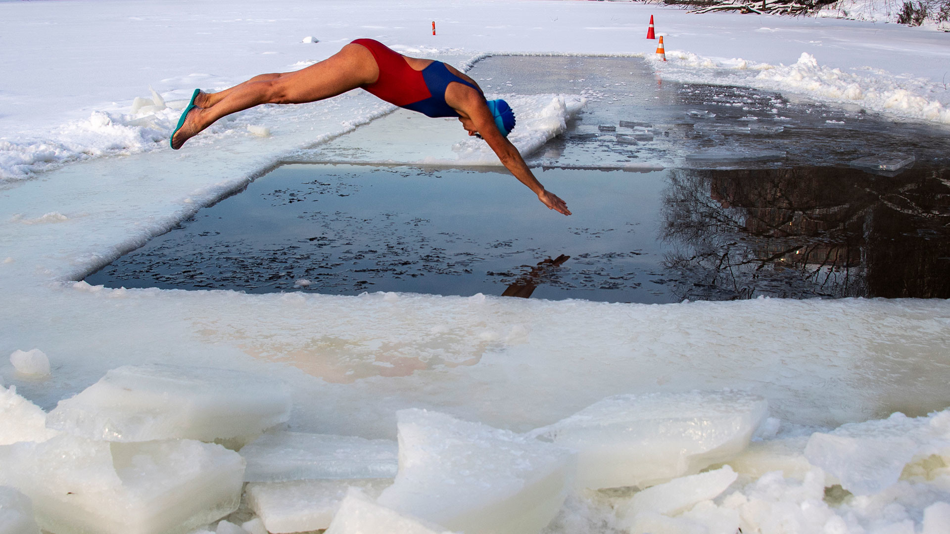 Une membre du club de natation hivernale "Les Morses de la capitale" plonge dans la Moskova durant la Théophanie.