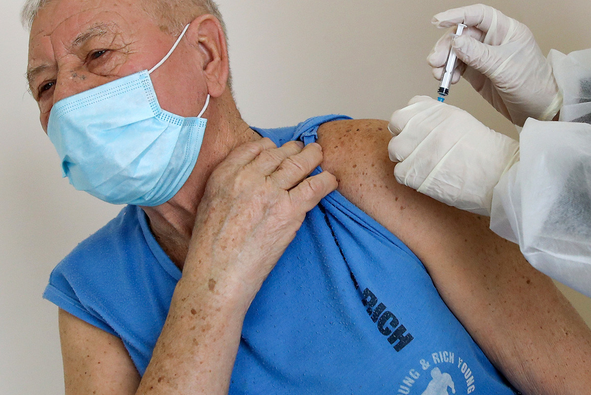 Vaccination d'un homme dans la région de Krasnodar
