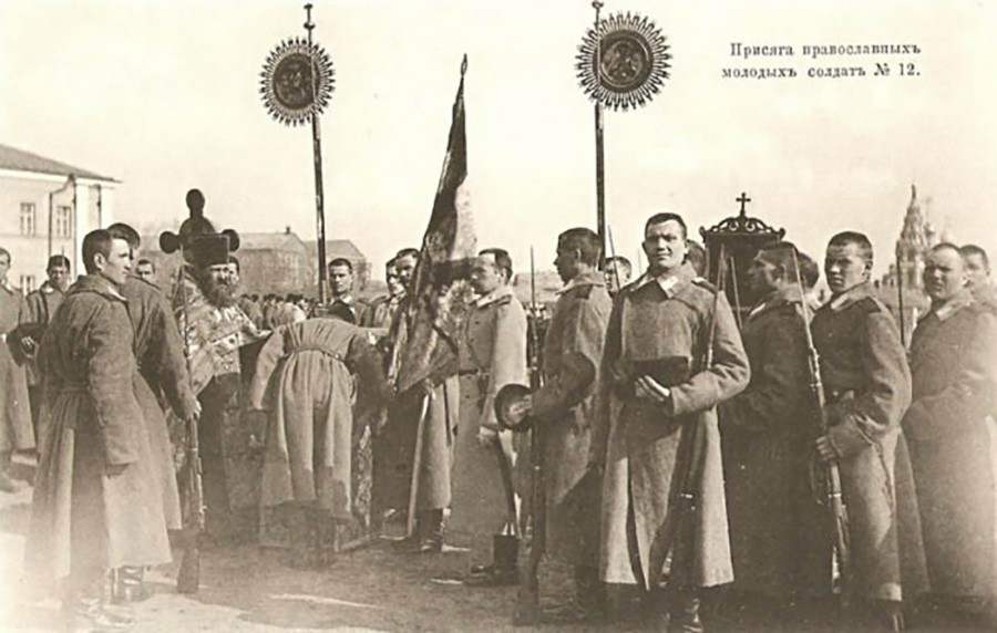 Заклетва на православни млади војници (регрути) на Перновскиот 3 гренадирски полк.
Москва, март 1904 година.