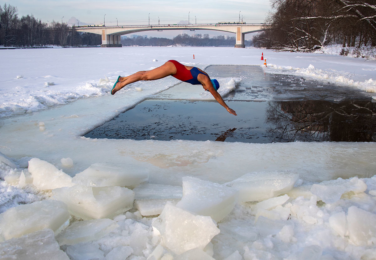 Diving into an ice hole in Moscow.