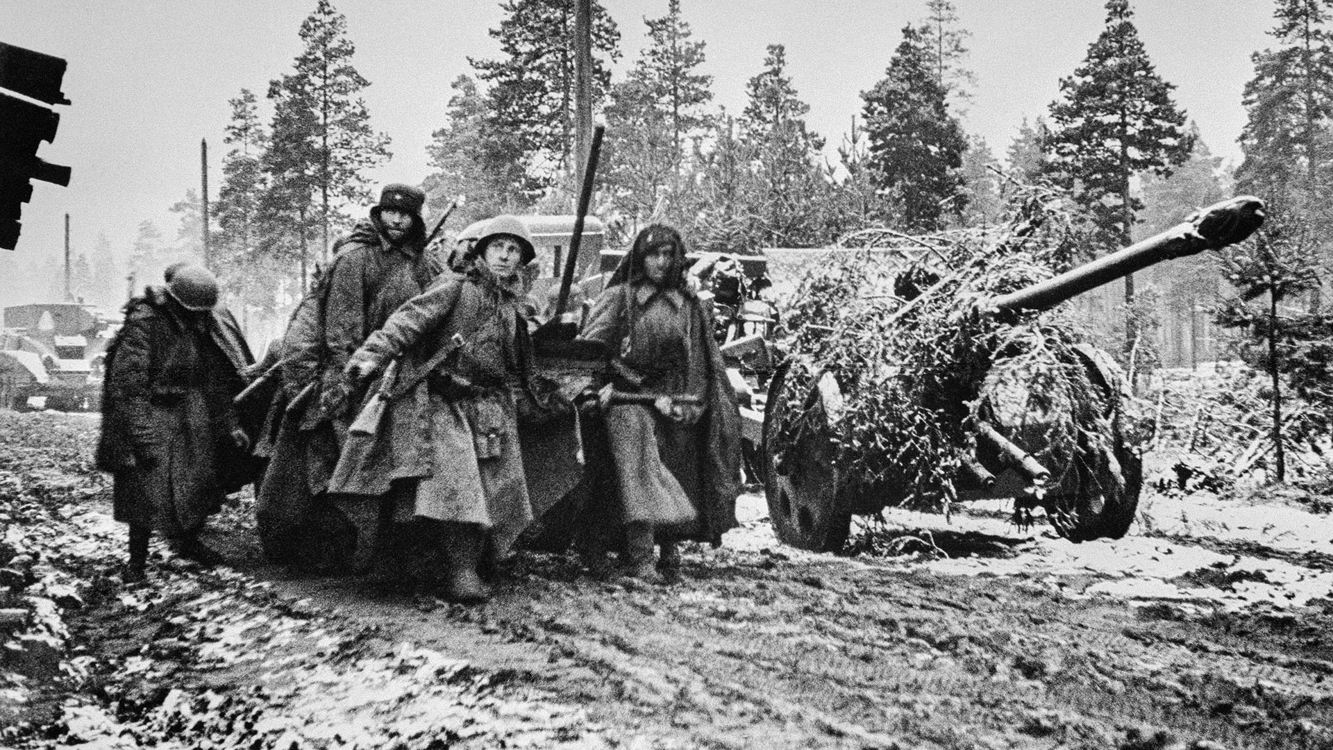 Red Army soldiers during the 2nd Sinyavinskaya offensive operation in 1942.