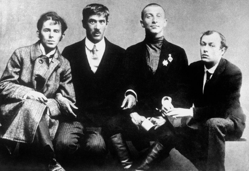 Il poeta Benedikt Livshits viene accompagnato all’esercito. Da sinistra: Osip Mandelshtam, Kornej Chukovskij, Benedikt Livshits, Yurij Annenkov, agosto 1914