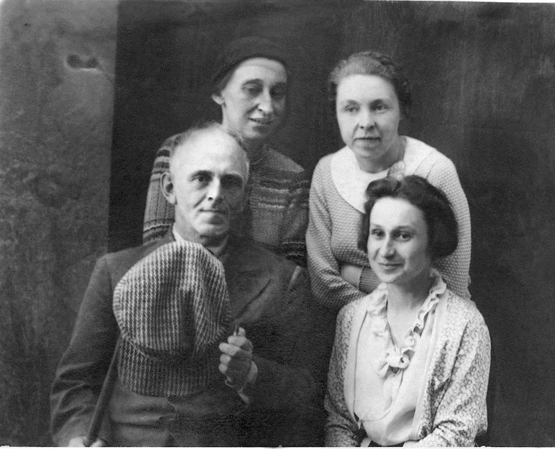 Osip e Nadezhda Mandelshtam con Nataliya Shtempel e Marina Yartseva. Voronezh, 1937
