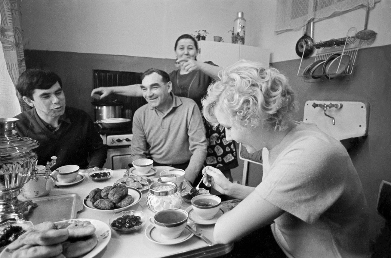 Družina Trofimovih, vsi delavci v metalurški tovarni v Čerepovcu, v kuhinji pri zajtrku

