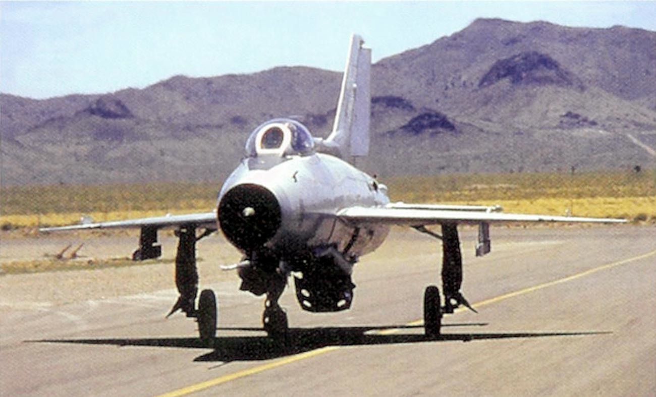 МиГ-21Ф013 тргнува на пистата. 4477 ескадрила за тестирање и процена.