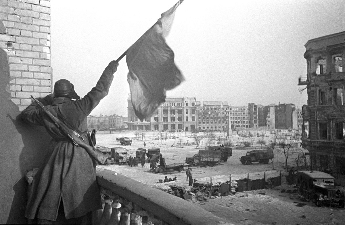 Rdeča zastava nad Trgom padlih borcev v Stalingradu