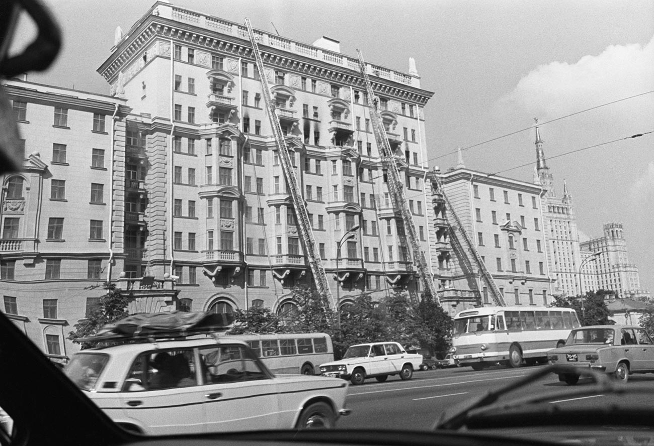 Más y más camiones de bomberos se acercaron y los bomberos colocaron escaleras contra el edificio en llamas. Embajada de Estados Unidos en Moscú, agosto de 1977.