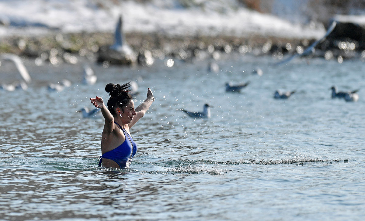 Девушка во время крещенских купаний в Черном море в Севастополе.
