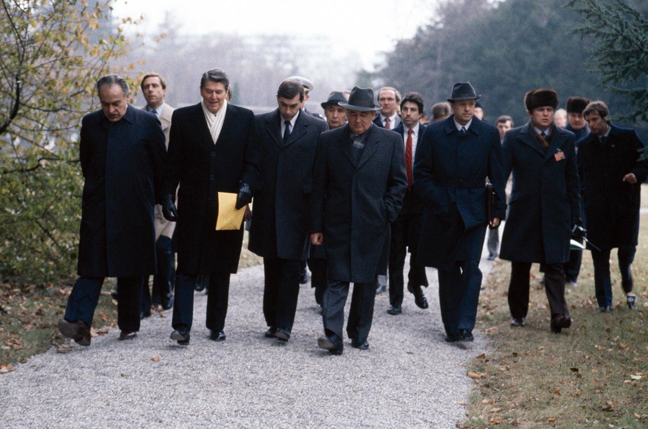 Американскиот претседател Роналд Реган (втор одлево) и советскиот лидер Михаил Горбачов (десно во преден план) наспроти историскиот „разговор покрај каминот“, 19 ноември 1985 година, Женева, Швајцарија.