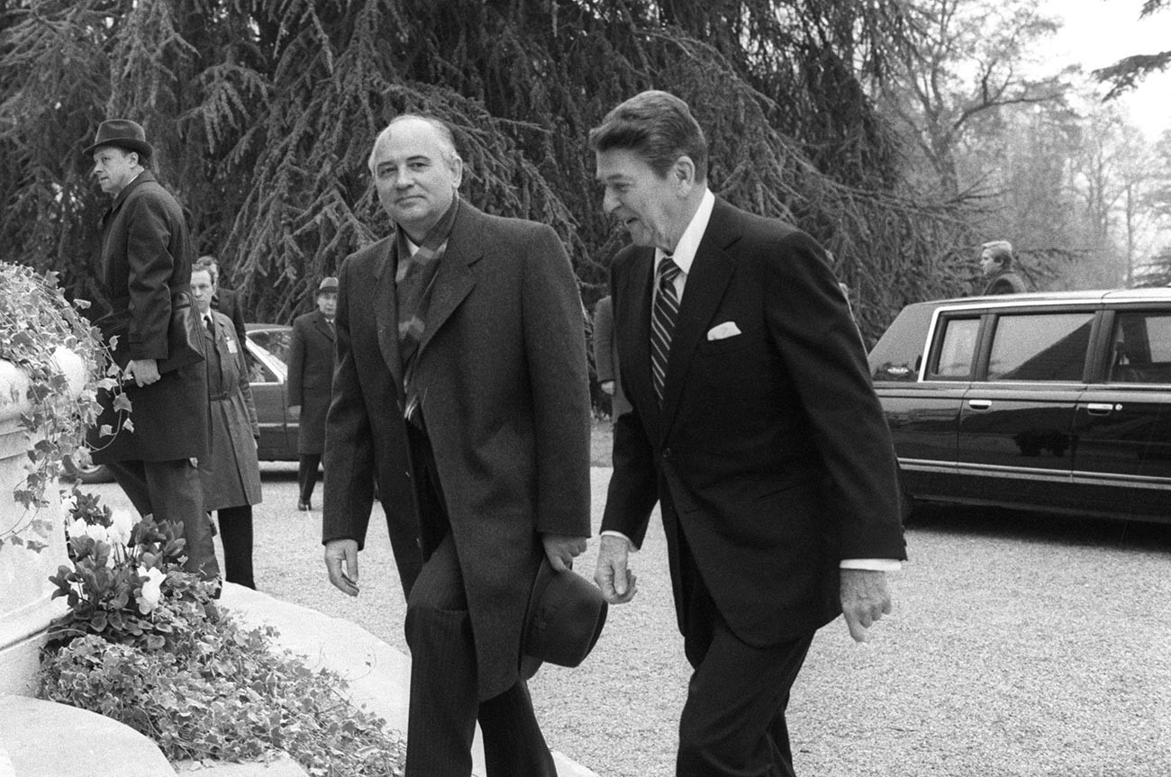 Советско-американската средба на највисоко ниво во Женева. Генералниот секретар на ЦК на КПСС Михаил Сергеевич Горбачов и претседателот на САД Роналд Реган пред почетокот на разговорите.
