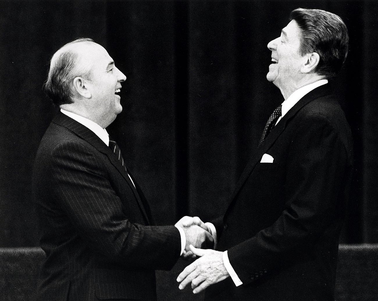 Советскиот лидер Михаил Горбачов (лево) на средба со американскиот претседател Роналд Реган во Женева, Швајцарија, 19 ноември 1985 година.