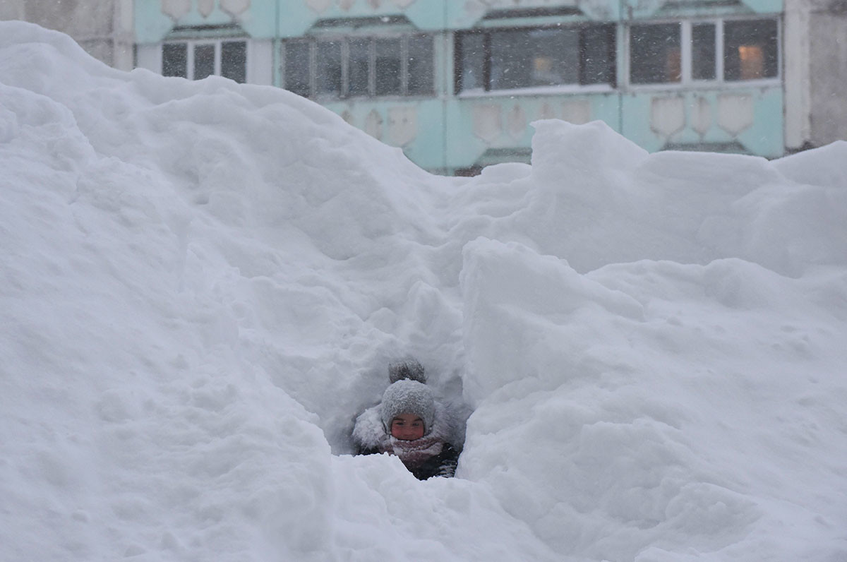 Seorang anak bermain salju di Norilsk.