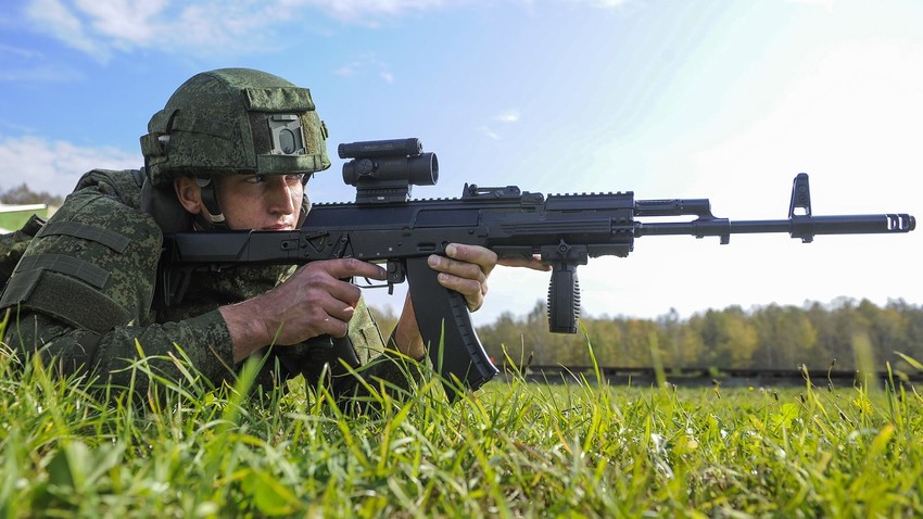 Vojnik s automatom "Kalašnjikov" AK-12 tijekom demonstracije nove borbene opreme "Ratnik" na poligonu Alabino u Klimovsku. 