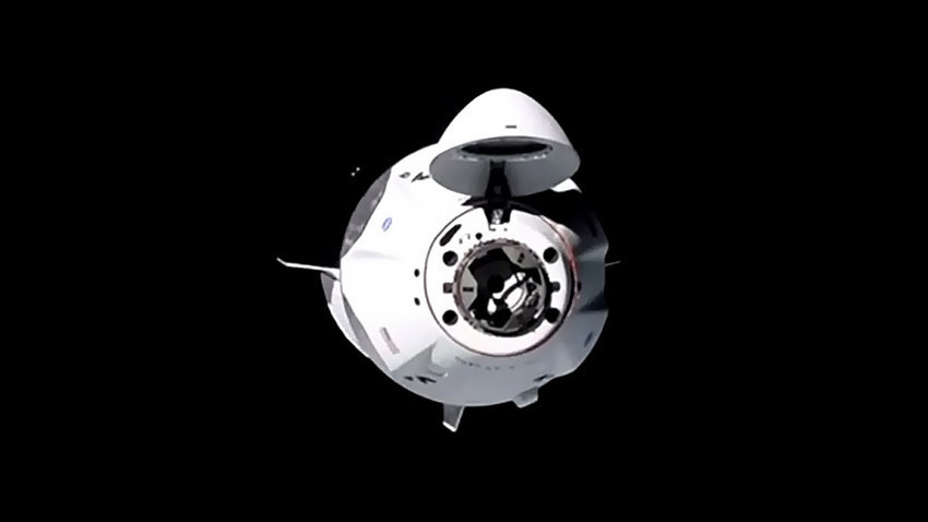 Космическият кораб на SpaceX Crew Dragon се приближава към Международната космическа станция.