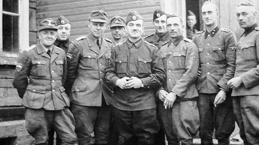 Coronel Constantine Kromiadi (Centro), Vladímir Gil (a su lado), y oficiales de la Brigada Druzhina.