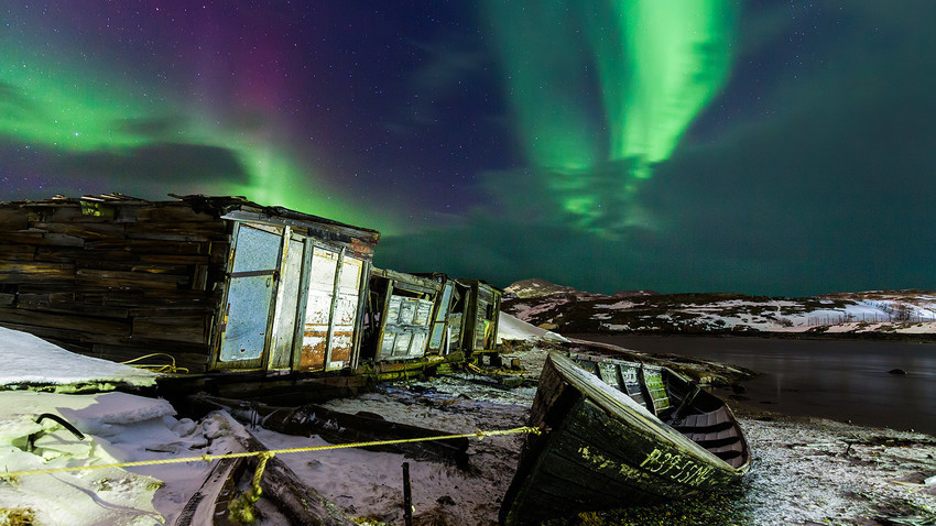 Cahaya Utara di atas kapal nelayan di Desa Teriberka, Murmanskaya oblast.