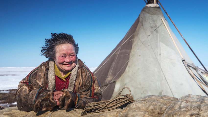 Un'allevatrice di renne in un campo nomade a 150 km dalla città di Salekhard, nel Circondario autonomo Jamalo-Nenets. 2 maggio 2016