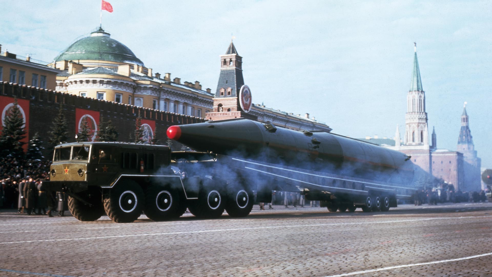 Советска балистичка ракета пред Кремљ на парадата по повод 50-годишнината од Октомвриската револуција.