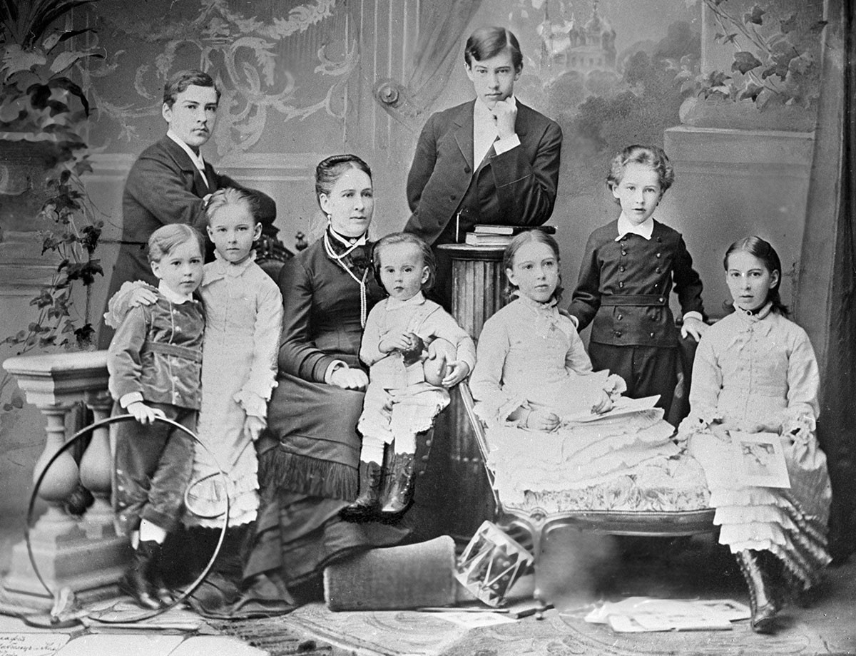 Družina Aleksejevih leta 1879.
