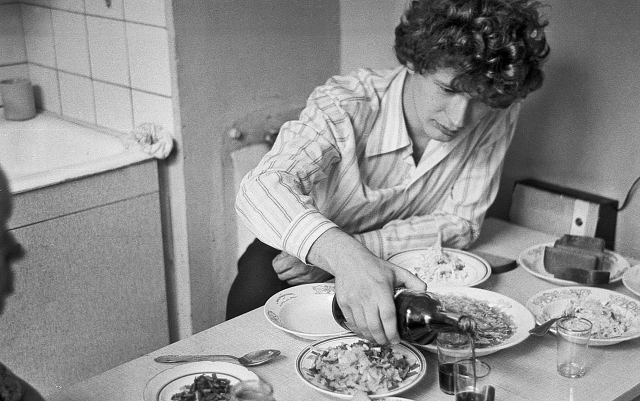 ロシアのアパートでいちばん重要な部屋：ソ連のキッチンは単なる厨房ではなかった - ロシア・ビヨンド