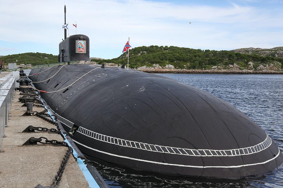 Стратешката подморница „Кнез Владимир“ под проектот 955А „Бореј-А“ во главната подморничка база на Северната Флота, Гаџиево.
