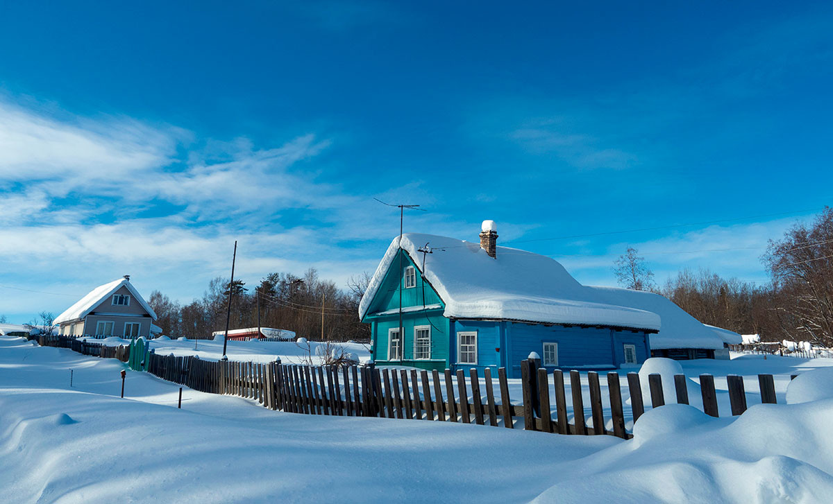 Maisons en bois dans la neige, au village carélien de Kokoïla
