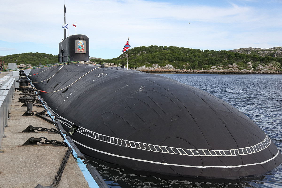 Strateška podmornica Knez Vladimir projekta 955A Borej-A v glavni podmorniški bazi Severne flote v Gadžijevem