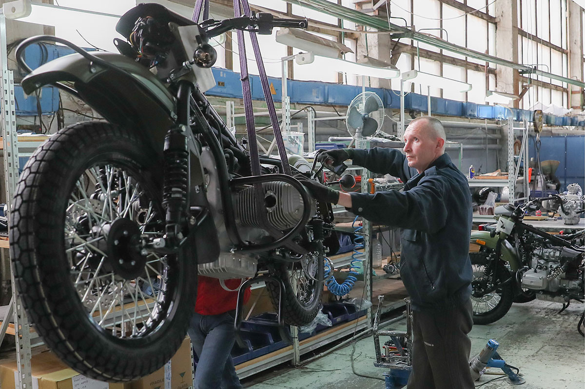 Работник во хала за склопување мотоцикли „Урал“. Ирбитска фабрика за мотоцикли.
