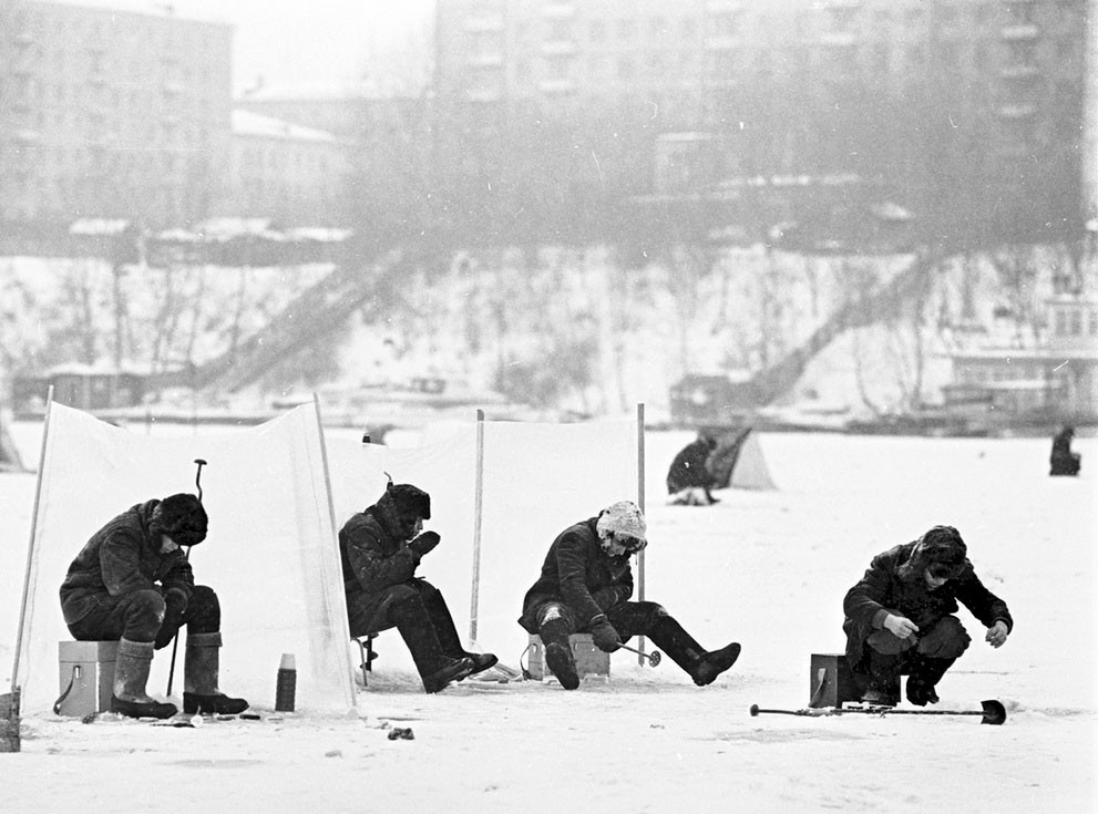 Sejumlah pemancing memancing di Sungai Moskow yang membeku.