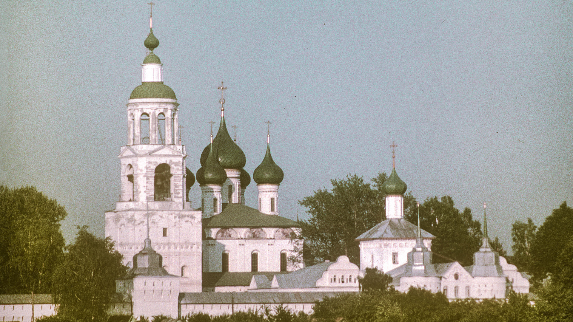 Monasterio de la Presentación de Tolga, vista noroeste desde el río Volga. Desde la izquierda: Campanario y torre de la esquina noroeste; Catedral de la Presentación; Iglesia de San Nicolás sobre la Puerta Santa; Puerta Oeste. 26 de julio de 1997