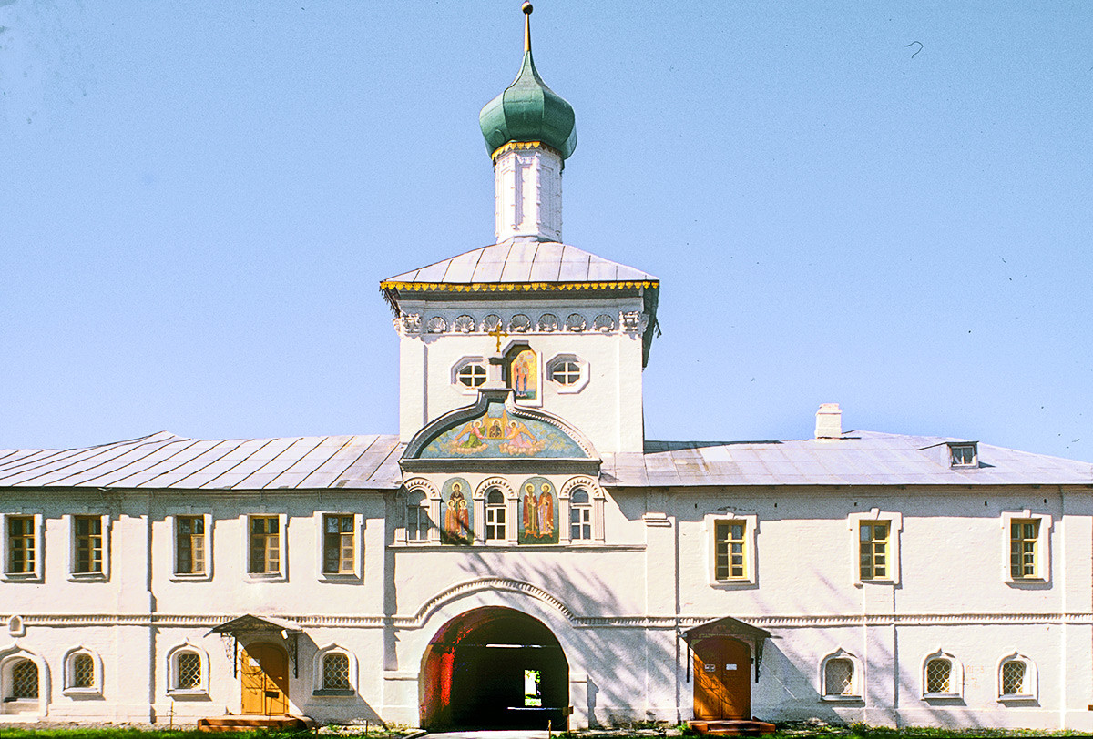 Claustros e iglesia de San Nicolás sobre la Puerta Santa. Vista este. 26 de julio de 1997