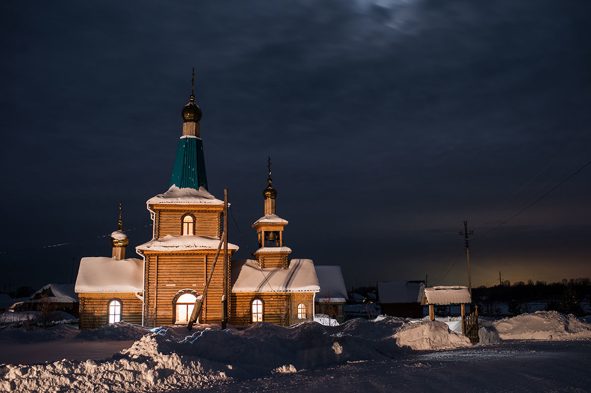 Das sibirische Dorf Jermakowka mit seiner Holzkirche, Region Omsk.