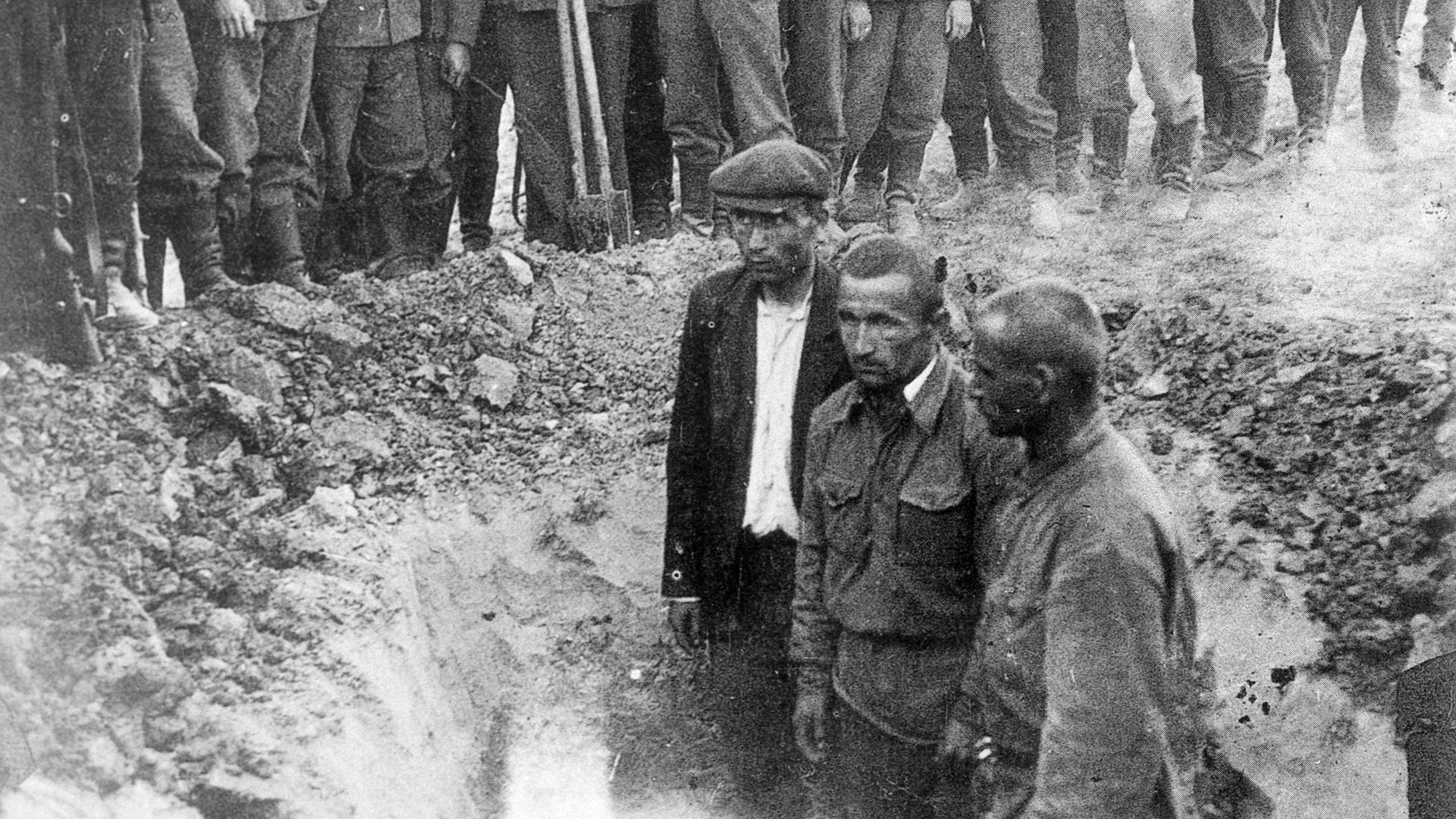 Sowjetische Gefangene vor der Hinrichtung