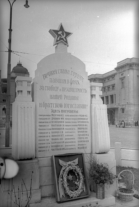 Споменик војницима Црвене Армије на Тргу Републике, који је касније уклоњен