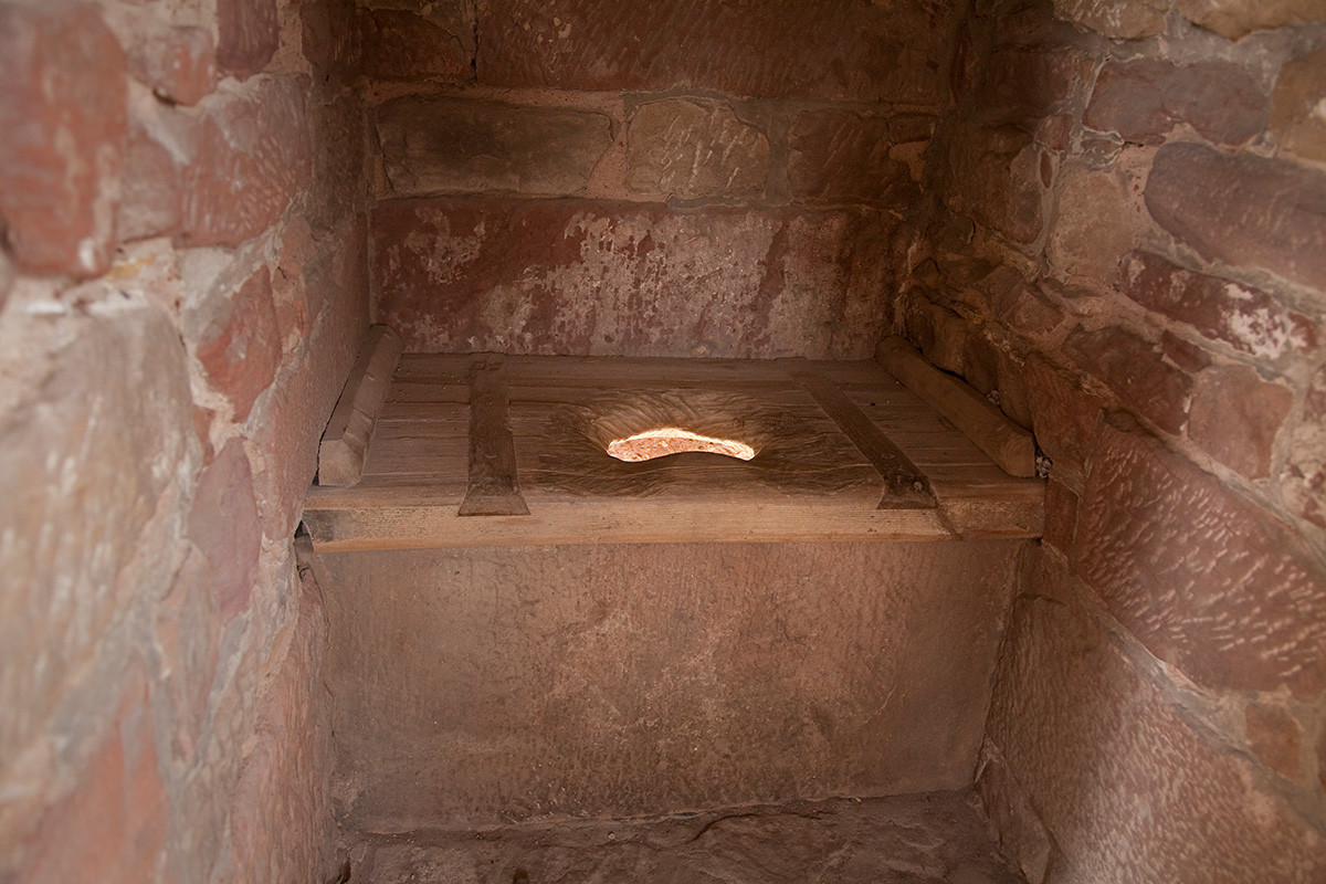 A typical medieval toilet, pretty much the same in Northern Europe as in Russia.